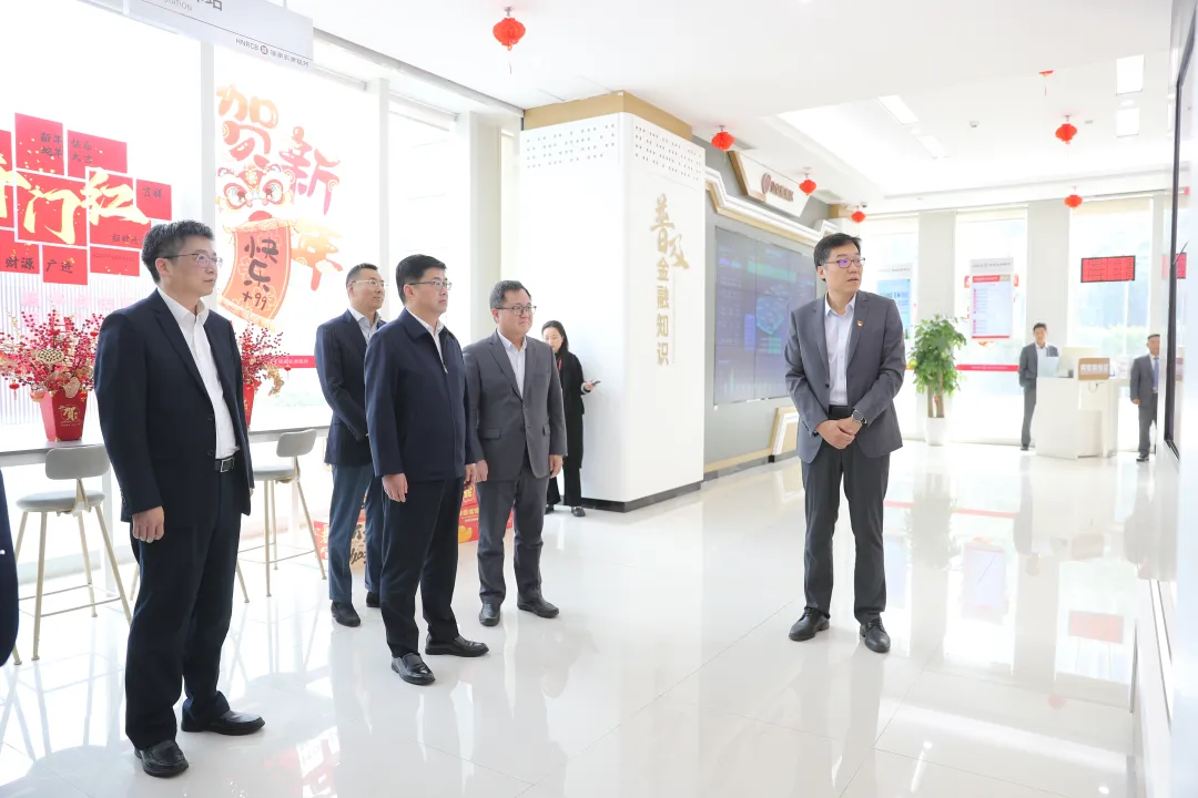 陳懷宇副省長走訪慰問海南農商銀行奮戰在年終決算一線干部員工